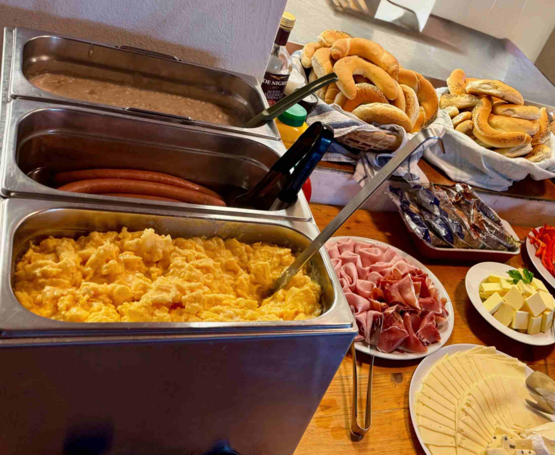 Snídaně plná penze